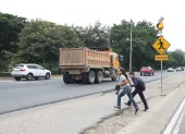 Escena. En el sector, la mayoría de ciudadanos cruza corriendo la vía a la costa. Más adelante hay dos uniformados y un paso cebra casi borrado.