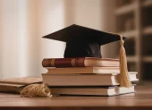 Estudiantes universitarios en Ecuador exigen igualdad en los procesos académicos.