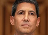 Kevin Warsh, nuevo presidente de la Reserva Federal, enfrenta desafíos económicos.