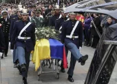 Fotografía de archivo del 13 de agosto de 2025 que muestra integrantes del Batallón Guardia Presidencial cargando el féretro del fallecido senador Miguel Uribe Turbay.