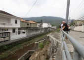 Este es el panorama en Cumbres Bajas de Los Ceibos. La calzada y el canal son apenas algunos de los sitios afectados y no atendidos por las autoridades en años, según denuncian las familias.