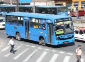 Referencia. Buses de transporte público incumplen normas viales y provocan preocupación en la ciudadanía quiteña.