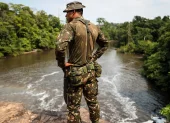 Un soldado del ejercito brasileño durante una ronda en la Amazonía.
