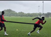 Denil Castillo y Jordy Caicedo durante la práctica de ayer en medio de la lluvia, en Columbus.