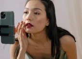 Los usuarios están saturados de contenidos que muestran pieles perfectas y maquillajes impecables.