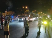 Moradores bloquean vía a la costa por muertes en el km 14,5 de Guayaquil.