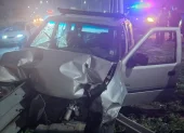 Vehículo impacta contra la barrera metálica en la vía Perimetral, mientras policías y personal de auxilio atienden la emergencia.