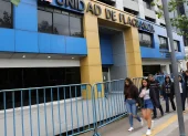 Referencial.Ciudadanos transitan frente a la Unidad de Flagrancia en Quito, donde se conoció la condena por violencia de género.”