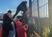 La Policía Nacional evitó una tragedia en el puente del Chiche Nuevo, en el nororiente de Quito.