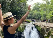 Turistas disfrutan de espacios naturales durante el feriado en Ecuador.