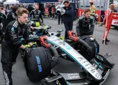 El piloto italiano George Rusell, de Mercedes, es empujado hasta la parrilla de salida antes del Gran Premio de Canadá de Fórmula 1 en el Circuito Gilles Villeneuve en Montreal, Canadá.