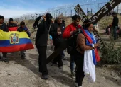 Migrantes ecuatorianos en una simulación del Vía Crucis de Jesucristo, en la frontera con El Paso, Texas, durante el Viernes Santo, vista desde Ciudad Juárez, México, el 29 de marzo de 2024.