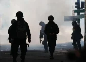 Integrantes de la Policía de Bolivia reaccionan durante una jornada de protestas que exigen la renuncia del presidente de Bolivia, Rodrigo Paz, este lunes en La Paz (Bolivia).