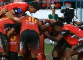 Jugadores del Deportivo Cuenca celebran un gol.
