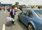 Los comerciantes aprovechan el paso de viajeros en el peaje de vía a la costa, en los feriados, para ofrecer diversos productos.