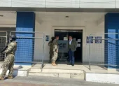 Policía allana Fiscalía en Manta, 26 mayo, tras asesinato de dos secretarios a 100 metros.