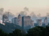 El humo se eleva sobre el horizonte de la ciudad tras los ataques rusos contra Kiev, Ucrania, el 24 de mayo de 2026, en medio de la invasión rusa.