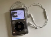 Apple lanzó el primer iPod el 23 de octubre de 2001 bajo el famoso eslogan de "1.000 canciones en tu bolsillo"