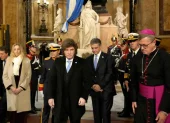 El presidente de Argentina, Javier Milei (c), participa en una ceremonia para conmemorar el 215 aniversario de la Revolución de Mayo de 1810, en Buenos Aires (Argentina).