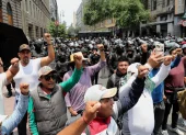Maestros de la Coordinadora Nacional de Trabajadores de la Educación (CNTE) se manifiestan durante una marcha en Ciudad de México (México).