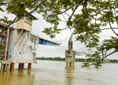 El puente Santay–Durán permanece cerrado y sin señales visibles de recuperación, cinco años después del impacto que lo dejó fuera de servicio.