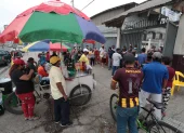 Un grupo de trabajadores informales fuera de una institución en Guayaquil.