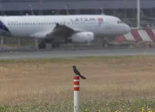 Fotografía de archivo de un avión de Latam en el aeropuerto de Guayaquil.
