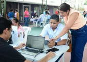 Personas despejan dudas con técnicos del SRI.
