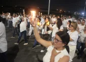 Los residentes usaron velas y linternas para exigir paz.