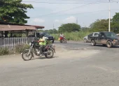 Comerciantes y moradores aseguran que cruzar la vía hacia el Laurel, en Daule, se ha convertido en un “calvario” diario.