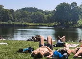 Personas buscan alivio junto al lago durante una jornada marcada por el ‘efecto horno’ que intensifica el calor en Europa.