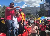 Los dirigentes de Unidad Popular encabezaron el plantón que se convocó en el TCE, norte de Quito, para pedir que se anule la cancelación del movimiento.