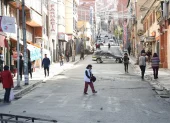 Personas caminan por una vía cerrada durante una jornada de bloqueos por parte de transportistas este martes, en La Paz (Bolivia).