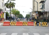 La vía permanece parcialmente cerrada.