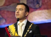 El presidente daba un mensaje a la nación y buena parte del debate terminó concentrado en una pequeña funda transparente que apareció en su bolsillo.