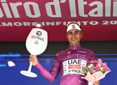 Jhonatan Narváez y su felicidad en el podio al lucir la maglia ciclamino.