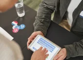 Sin programas sólidos ni propuestas constructivas, en las elecciones de noviembre en EE.UU., tanto el Partido Demócrata como el Republicano dependen cada vez más de maniobras electorales.
