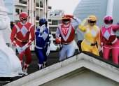 Los Power Rangers posando en el Palacio Municipal por la actividad del Día del Niño
