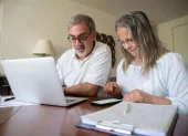 Persona adulta revisa en línea su historia laboral y el detalle de aportes registrados en el sistema del IESS, paso clave dentro del proceso de calificación para la jubilación por vejez.