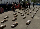 La droga estaba oculta en un camión que cargaba cajas de banano.