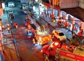 Un incendio afecta a un inmueble ubicado en las calles José de Antepara y Alcedo, en el centro de Guayaquil.