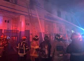 Bomberos combaten las llamas en una bodega clandestina de Guayaquil, durante un operativo nocturno que movilizó a decenas de unidades.