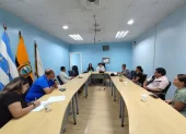 Directivos del Hospital del Niño dialogan con padres de pacientes con atrofia muscular, en una reunión convocada para abordar sus demandas.