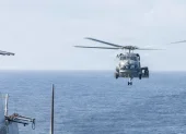 Un helicóptero MH-60R Sea Hawk se acerca al USS Delbert D. Black (DDG 119) después de patrullar el mar Arábigo en apoyo al bloqueo de Estados Unidos contra Irán.