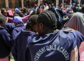 Estudiantes y padres se reúnen en la Academia Femenina Utumishi tras un incendio mortal en Nakuru,Kenia, el 28 de mayo de 2026.