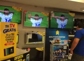 Los ecuatorianos que no viajan al Mundial no se salvan de gastar. Entre la televisión nueva, la camiseta oficial y la comida, incurren en gastos inesperados y rara vez presupuestados.