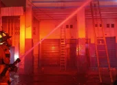 Más de 300 bomberos y 46 unidades trabajaron durante horas para controlar el incendio registrado en la calle José de Antepara, la noche del 27 de mayo.