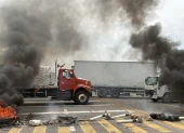 Llantas incendiadas durante un bloqueo con camiones de la Coordinadora Nacional de Trabajadores de la Educación (CNTE) en Villa de Mitla en Oaxaca (México).