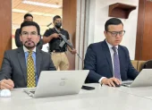 El fiscal general del Estado encargado, Carlos Alarcón (d), en audiencia del caso Sinohydro.