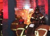 Bomberos trabajaron en combatir un incendio que se produjo el 27 de mayo de 2026 en una casa donde funcionaba una bodega clandestina con productos altamente combustibles.